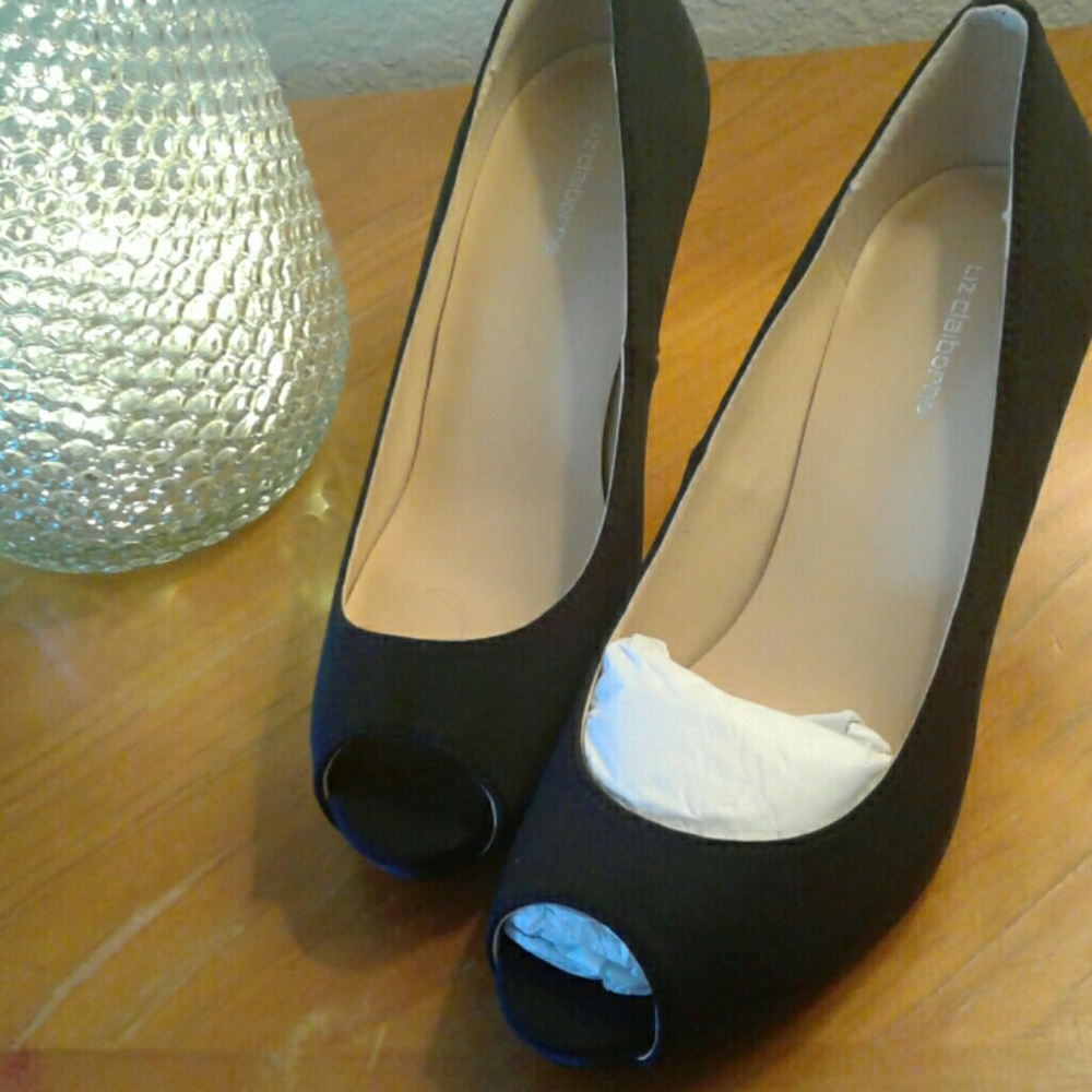 Black pumps
